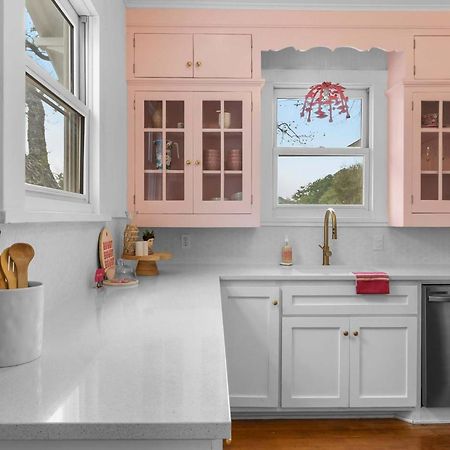 فيلا Pink Duchess - Mins To Main Hot Tub & Fire Pit فريدريكسبيرغ المظهر الخارجي الصورة