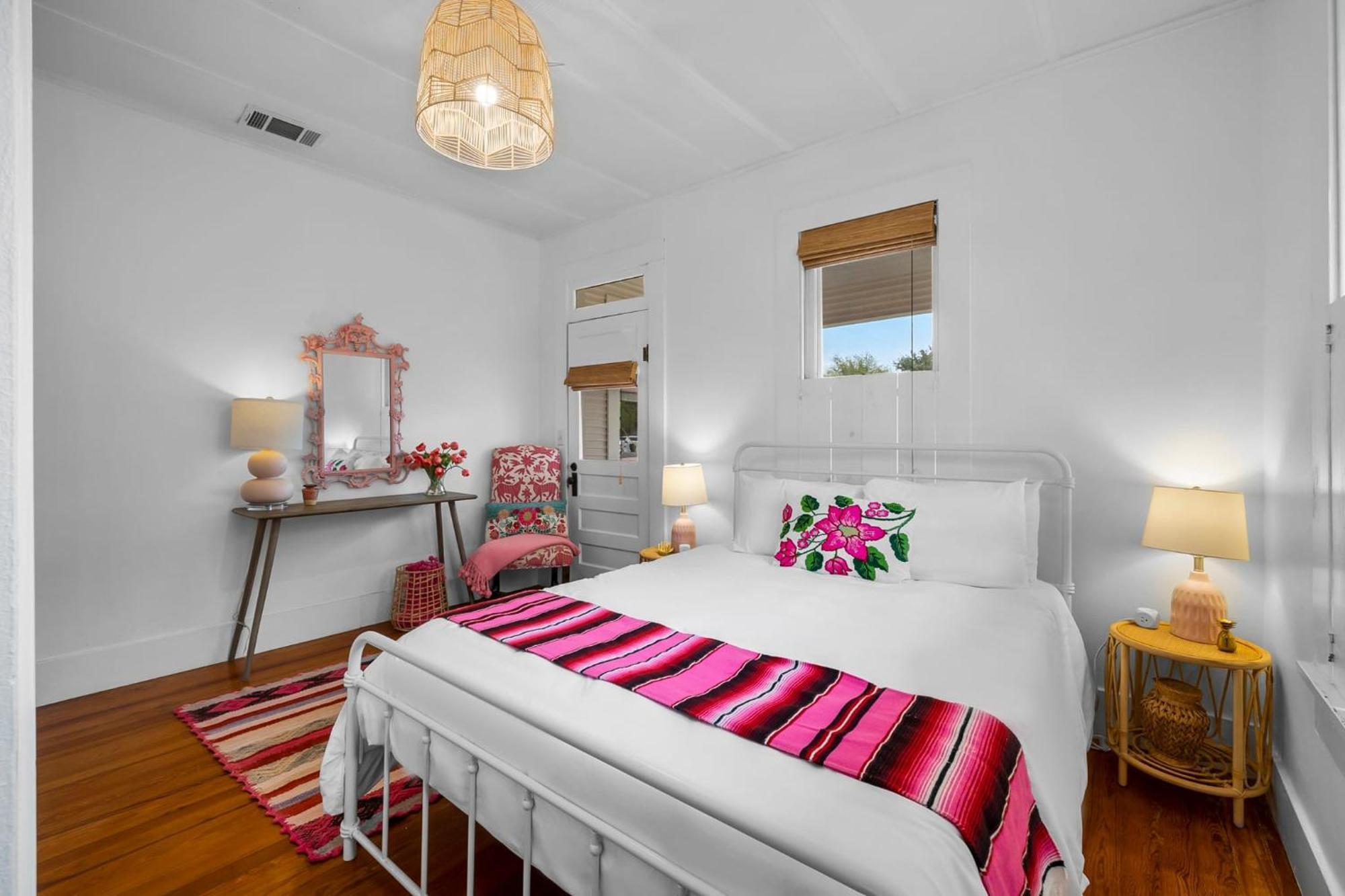 فيلا Pink Duchess - Mins To Main Hot Tub & Fire Pit فريدريكسبيرغ المظهر الخارجي الصورة