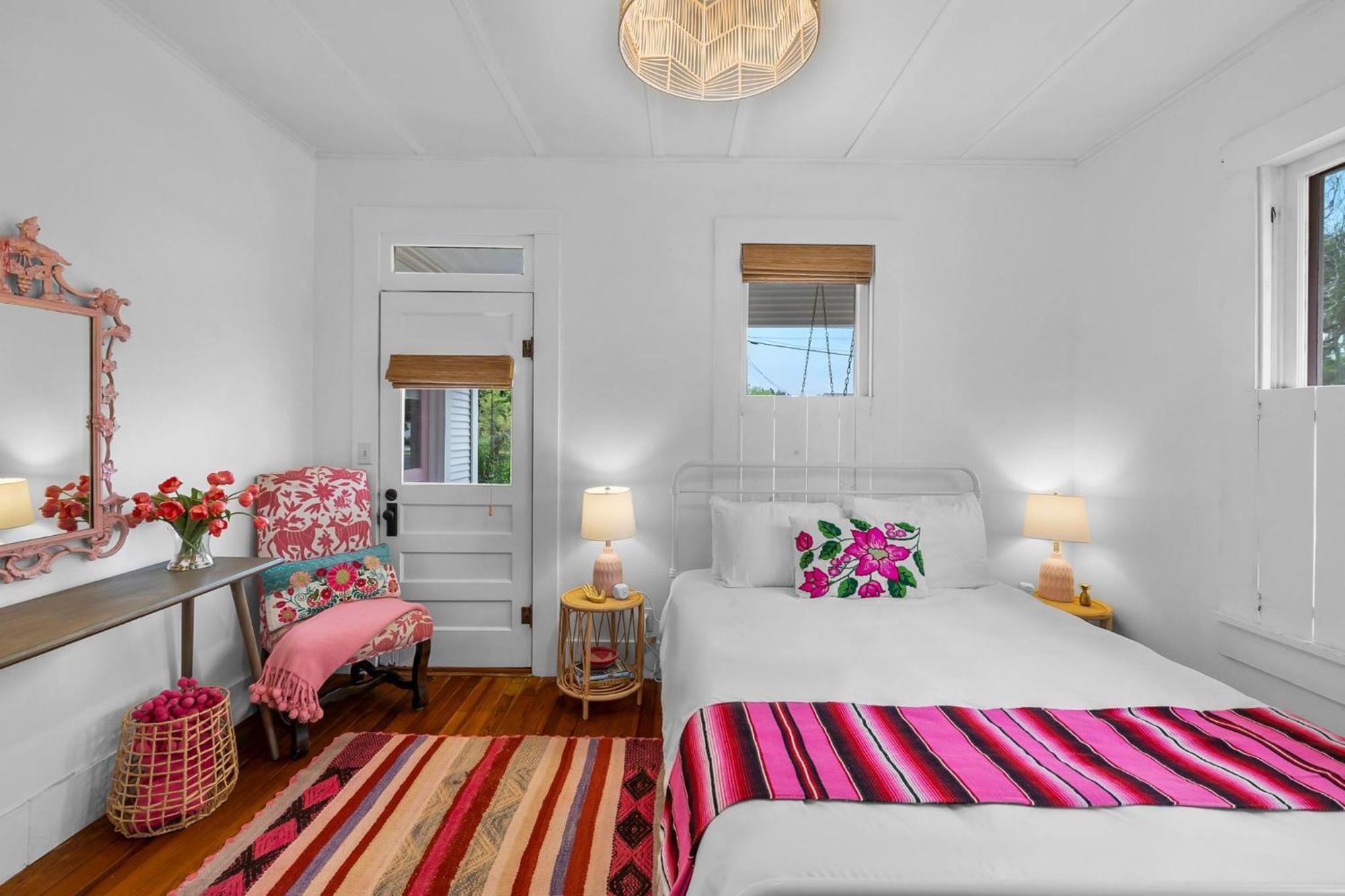 فيلا Pink Duchess - Mins To Main Hot Tub & Fire Pit فريدريكسبيرغ المظهر الخارجي الصورة