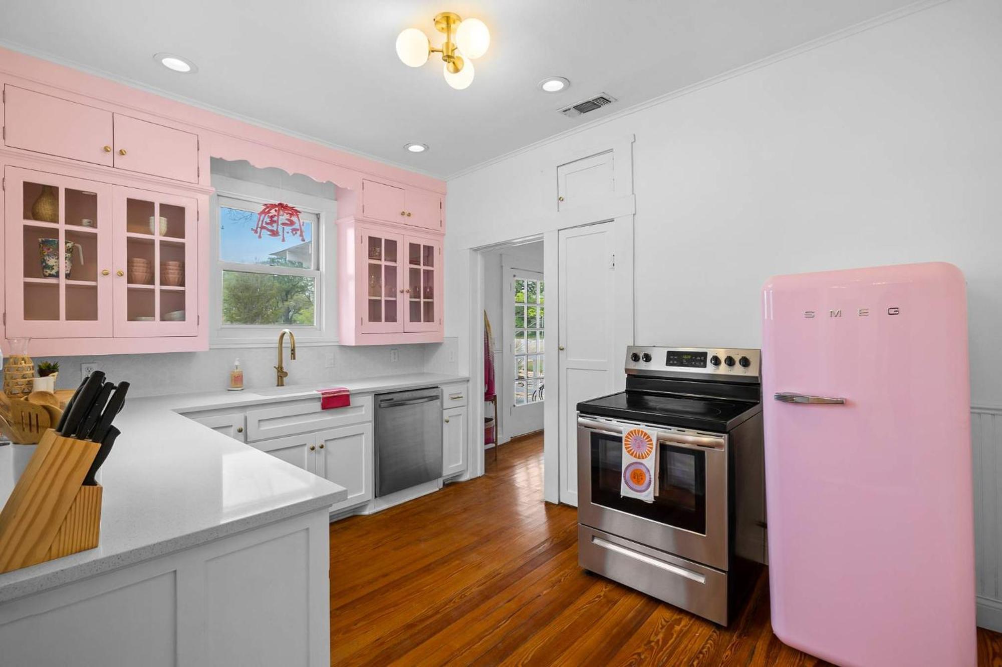 فيلا Pink Duchess - Mins To Main Hot Tub & Fire Pit فريدريكسبيرغ المظهر الخارجي الصورة