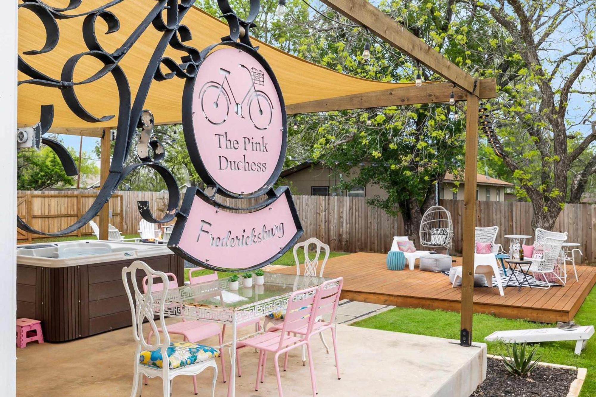 فيلا Pink Duchess - Mins To Main Hot Tub & Fire Pit فريدريكسبيرغ المظهر الخارجي الصورة